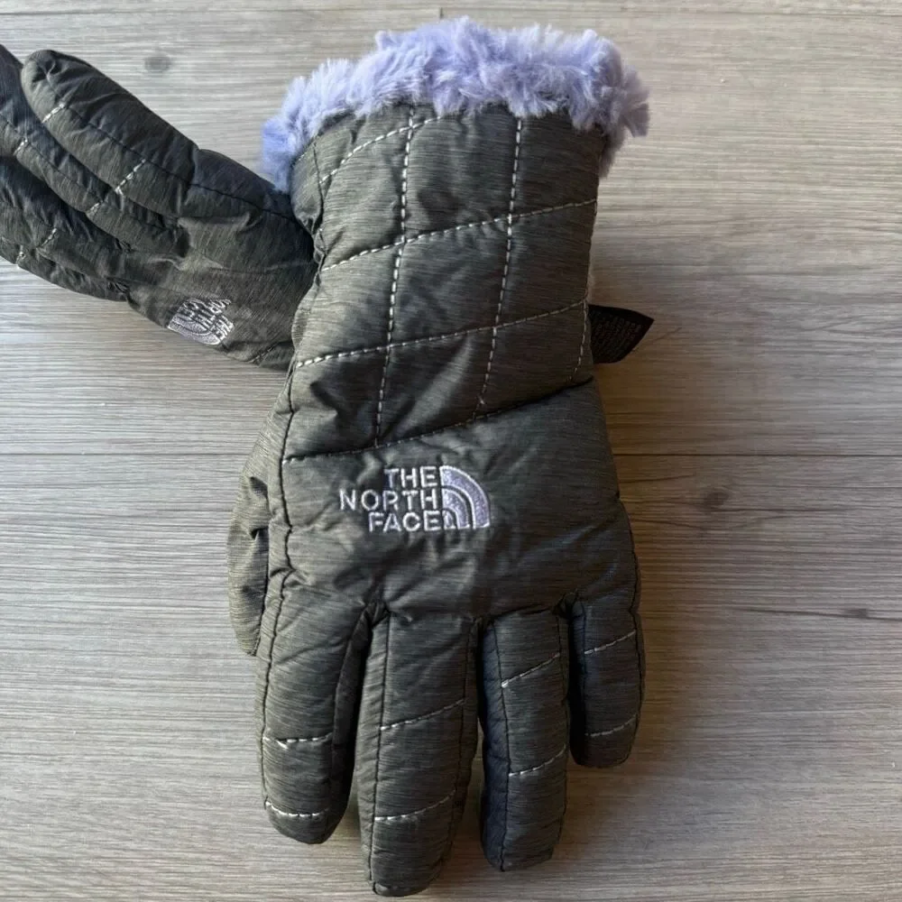 The North Face Youth Mossbud Swirl gloves in gray and purple size S